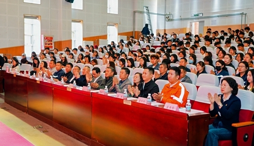 会人员认真聆听