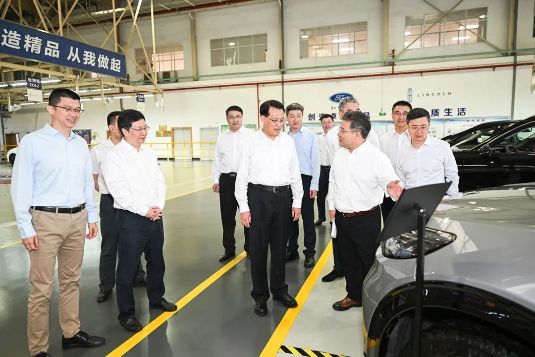 5月15日上午,在长安福特汽车有限公司重庆二工厂,市委书记袁家军,市委副书记、市长胡衡华观看产品展示。苏思 摄