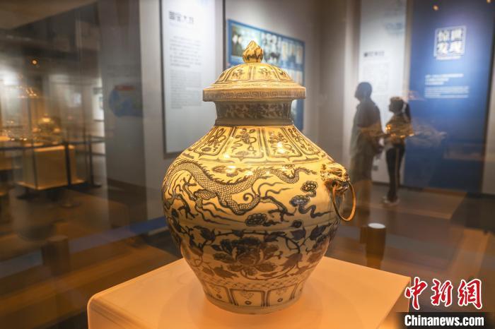 5月11日，江西宜春高安市，元青花博物馆内展出的镇馆之宝元青花云龙纹兽耳盖罐，该元青花瓷(又称元青花)，即元代生产的青花瓷器。高安元青花博物馆是世界上第一座以元青花命名的专题性博物馆，这里珍藏了20件元代青花瓷器和4件釉里红瓷器。这些瓷器器物完整、器型硕大、品种较全、造型优美、工艺精湛，属罕见元代极品。目前，该馆馆藏元代青花瓷器数量中国第一、世界第三。中新社记者 刘力鑫 摄