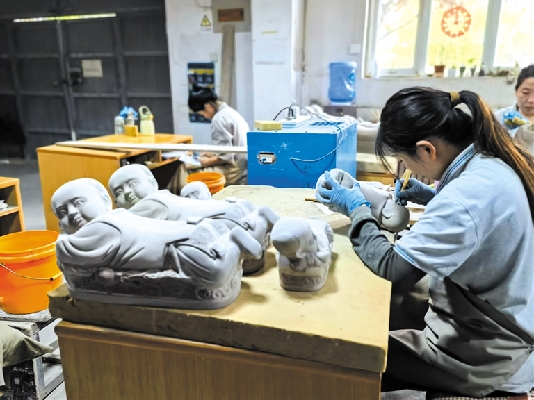 工人正在制作定瓷。 新华每日电讯记者 卢刚 摄