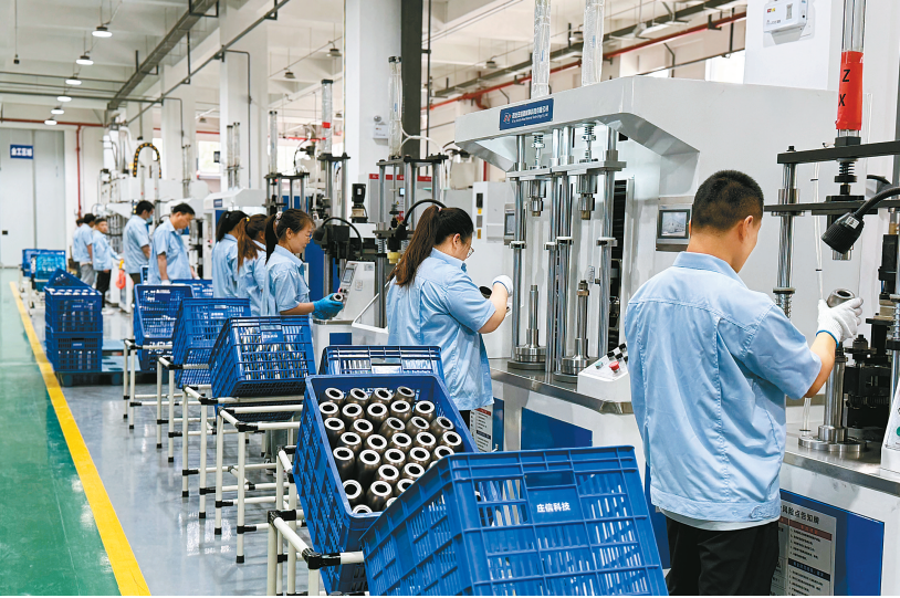 庄信科技工作人员在生产线上忙碌着。