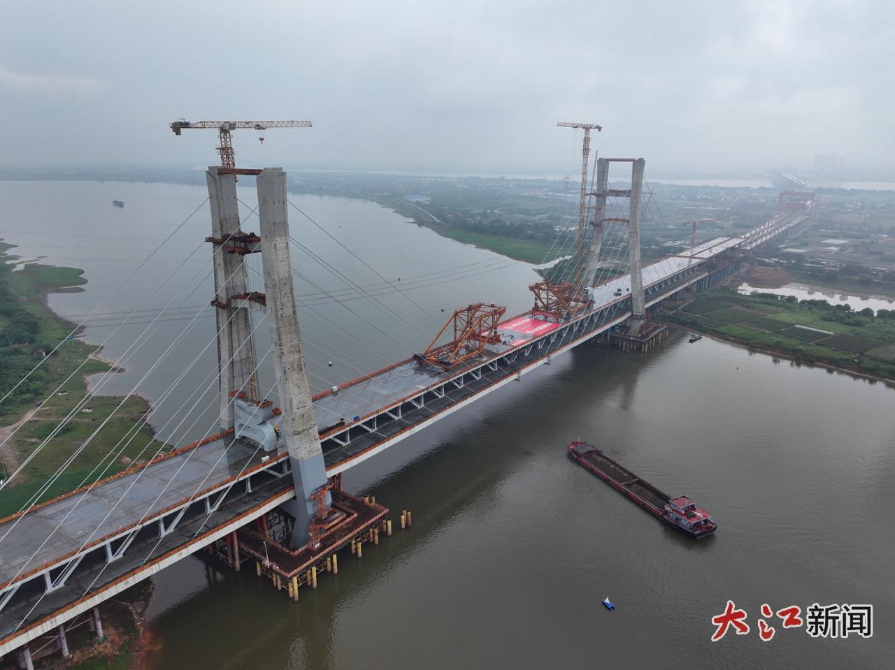隆兴大桥西支主桥合龙大桥合龙施工现场。 张学东 摄