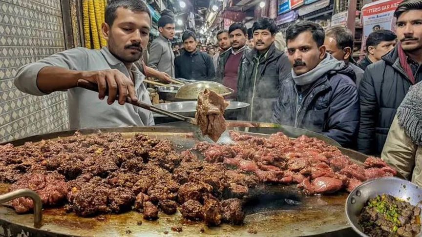 每天要卖500斤，巴基斯坦街头小吃番茄炒羊肝，铁板就有40斤重