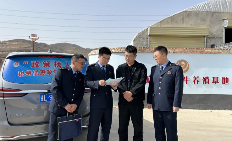 静宁县税务干部在养殖基地进行宣传辅导