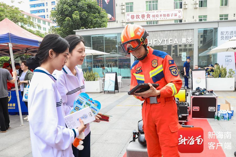 海南省“5&middot;12”防灾减灾日主题科普活动现场，市民群众学习消防知识。记者 姚皓 摄
