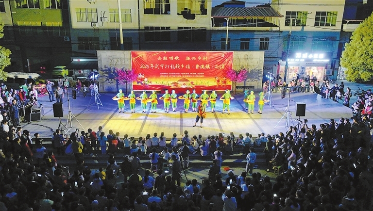 武宁县：打鼓歌巡演（图）