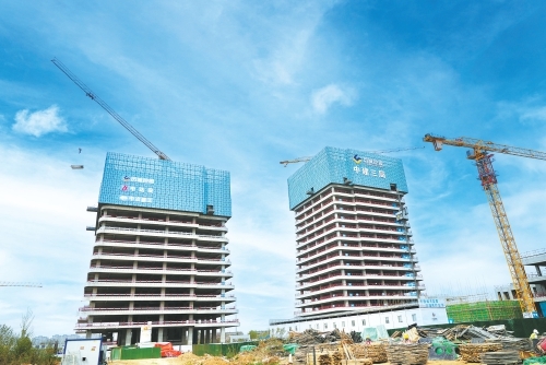 “开放之门”双子塔项目建设现场塔吊林立，热火朝天。(王刚　摄)
