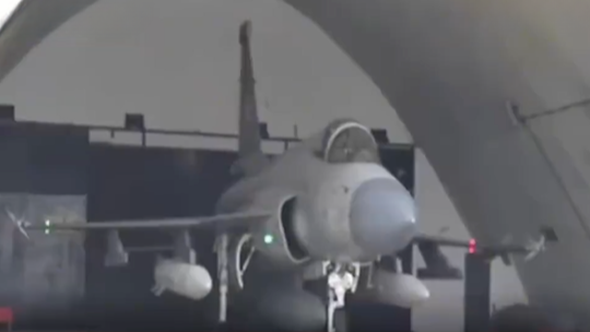 巴军发布出动“枭龙”战斗机画面