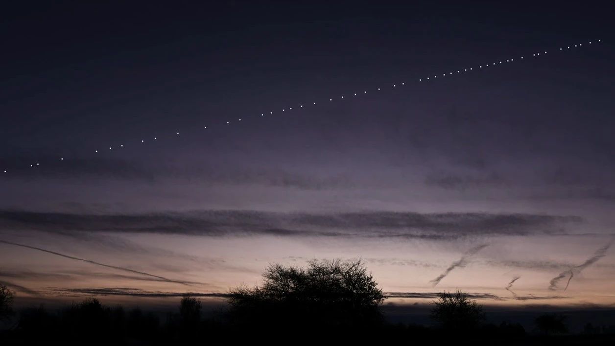 看！那是印度尼西亚天空中的星链卫星
