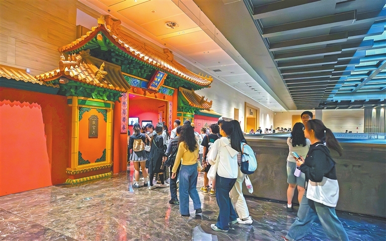 省博物馆“故宫厅”首展开幕期间，游客走进展厅参观。江西日报全媒体记者 曾悦之摄