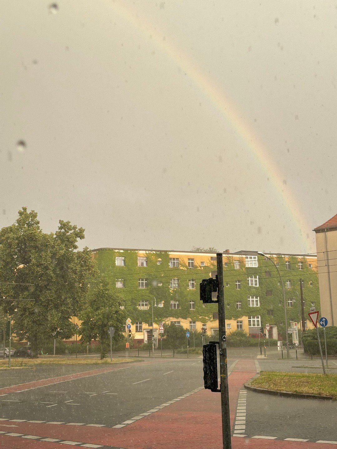 凰家看台 | 一位中国记者,写欧洲困扰,拿了国际大奖