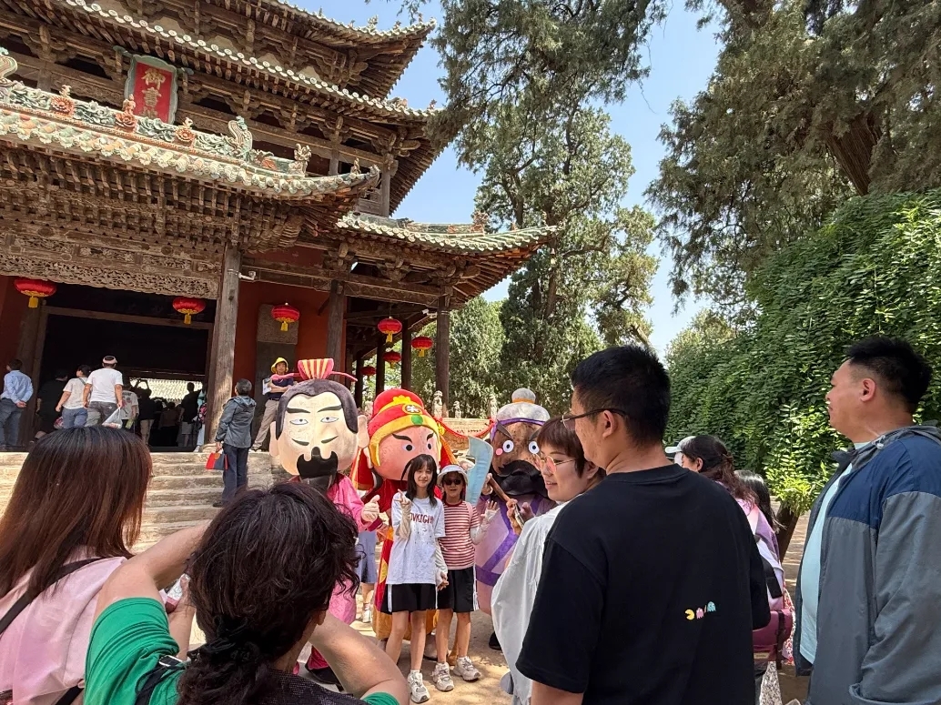 解州关帝庙景区，游客和身穿动漫服装的演员互动