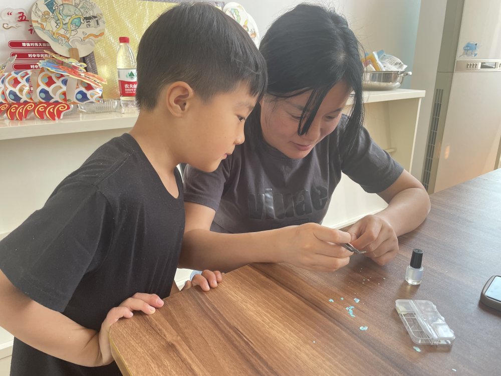 巧手传非遗 环保现母爱——江北梅堰社区母亲节螺钿胸针制作暨垃圾分类宣传活动