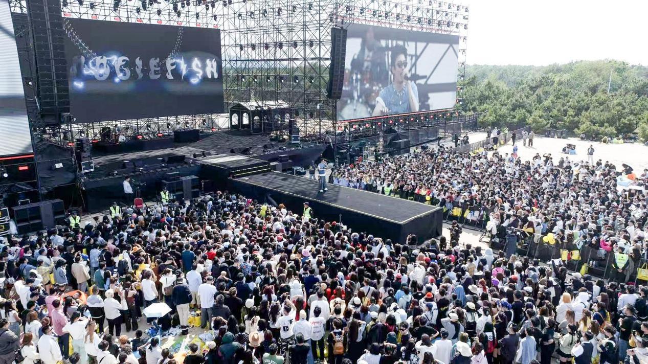 “嘻哈闹海”日照沙滩音乐节聚满来自全国各地的音乐爱好者。丁敏航摄