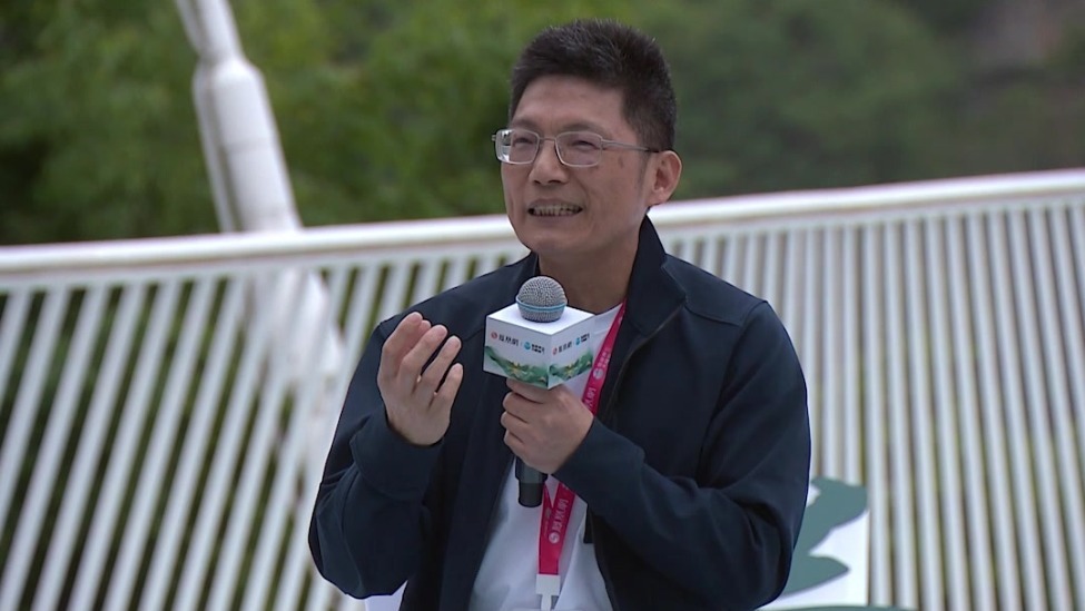 吴昕孺：总有一天，碳基人写诗写不过硅基人