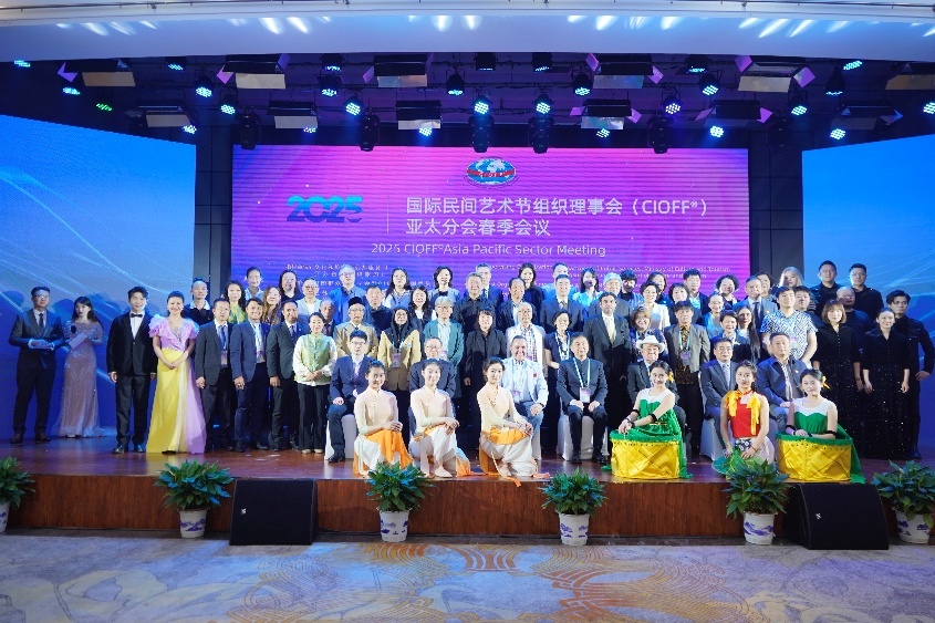 与会领导和嘉宾现场留影