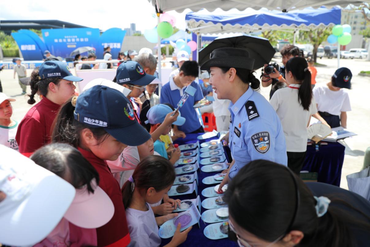 开放日现场少警合影开放日现场群众了解禁毒知识
