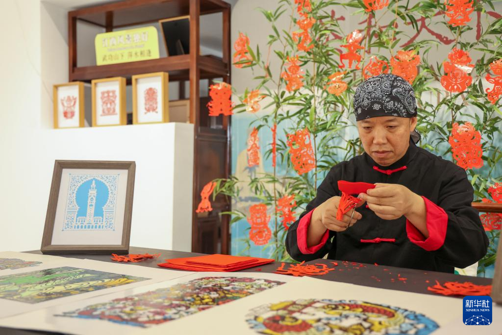 5月9日，在摩洛哥首都拉巴特举行的“茶和天下·雅集”暨“江西风景独好”摩洛哥“江西日”活动的江西非遗技艺展演现场，手工艺者展示剪纸技艺。