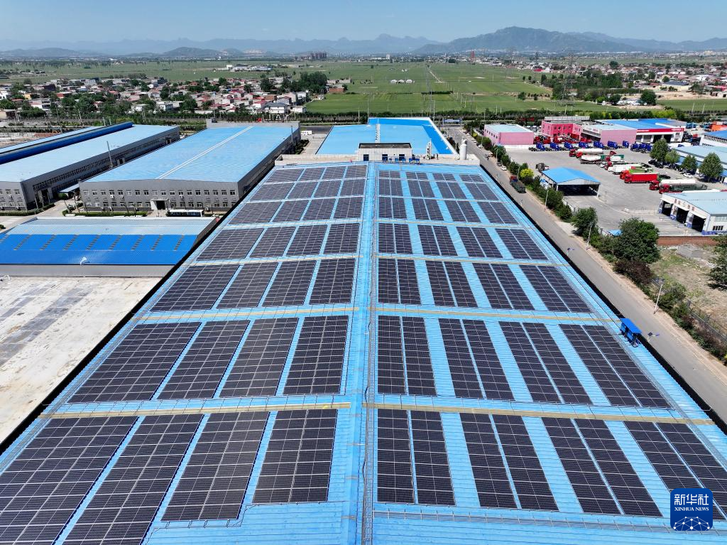 河北省石家庄市元氏县一家科技型企业屋顶上的光伏电站（5月14日摄，无人机照片）。
