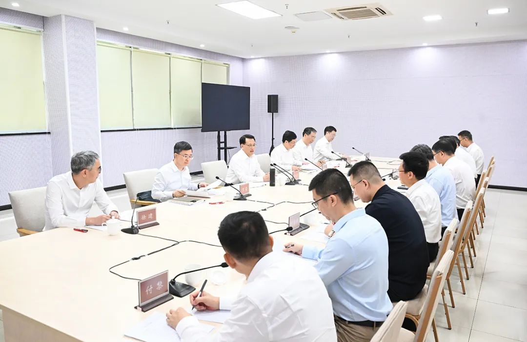 5月15日上午,市委书记袁家军主持召开外贸工作座谈会。苏思 摄