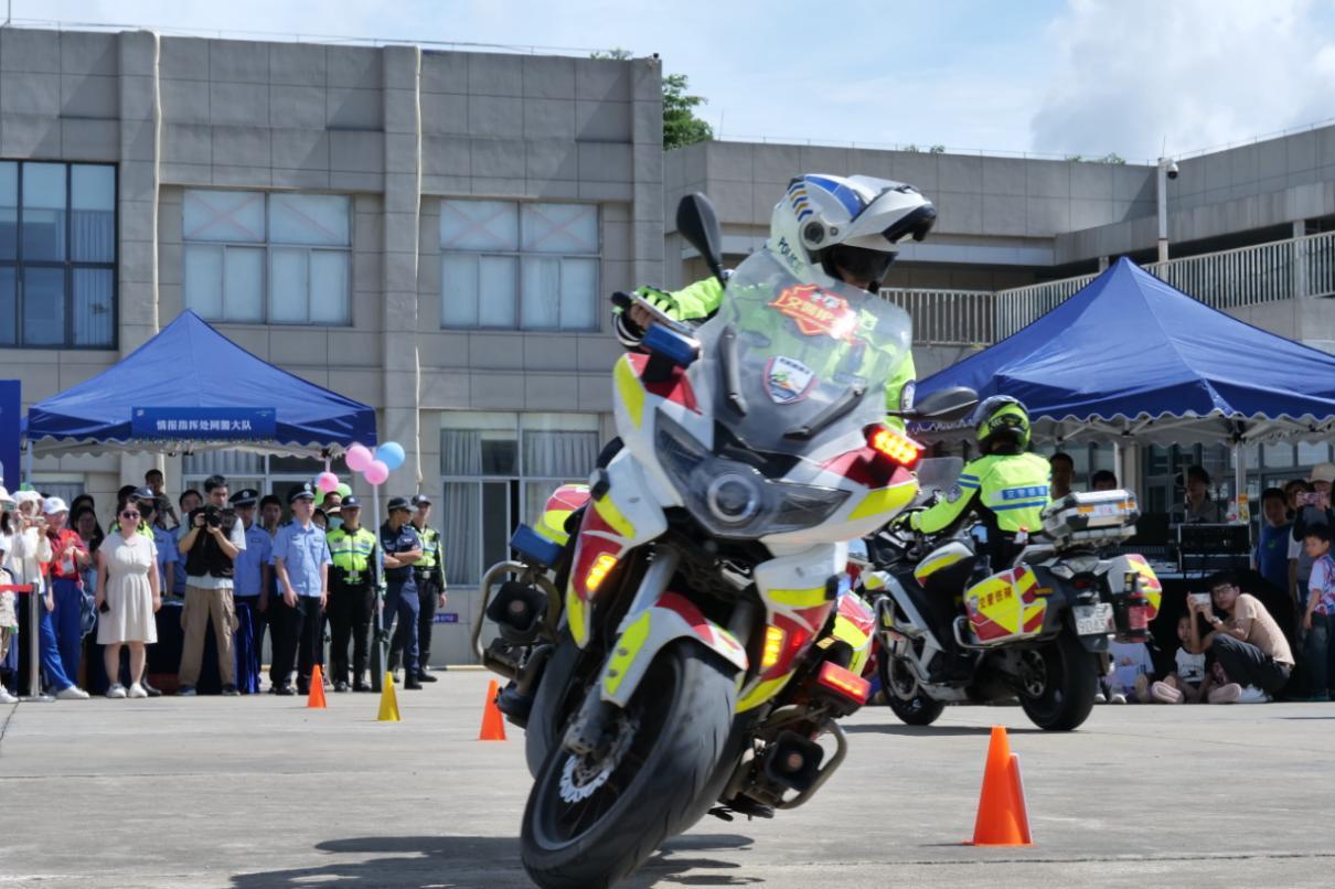 开放日现场铁骑表演开放日现场擒敌拳表演