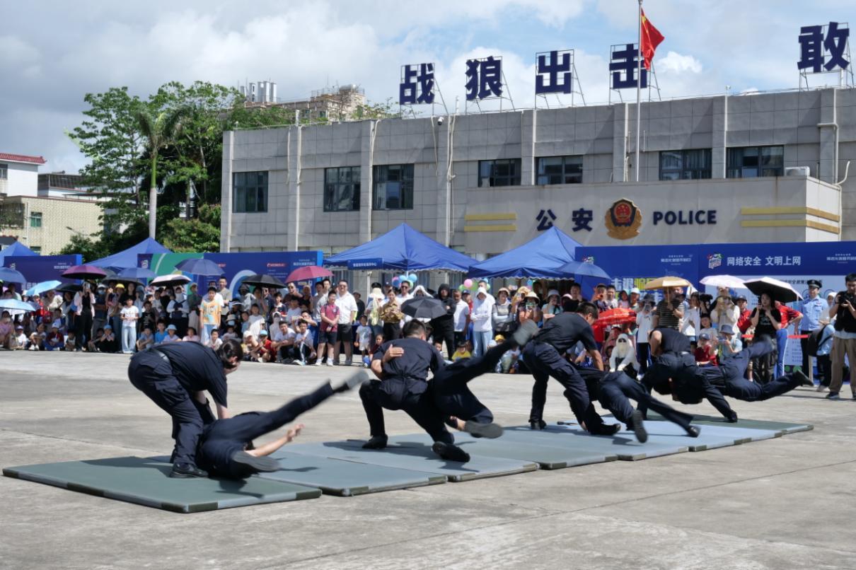 警民相约零距离，携手共绘“坪”安景