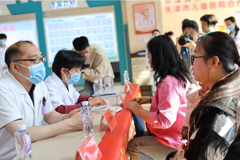 在沧州市妇幼保健院义诊点专家为患者义诊。
