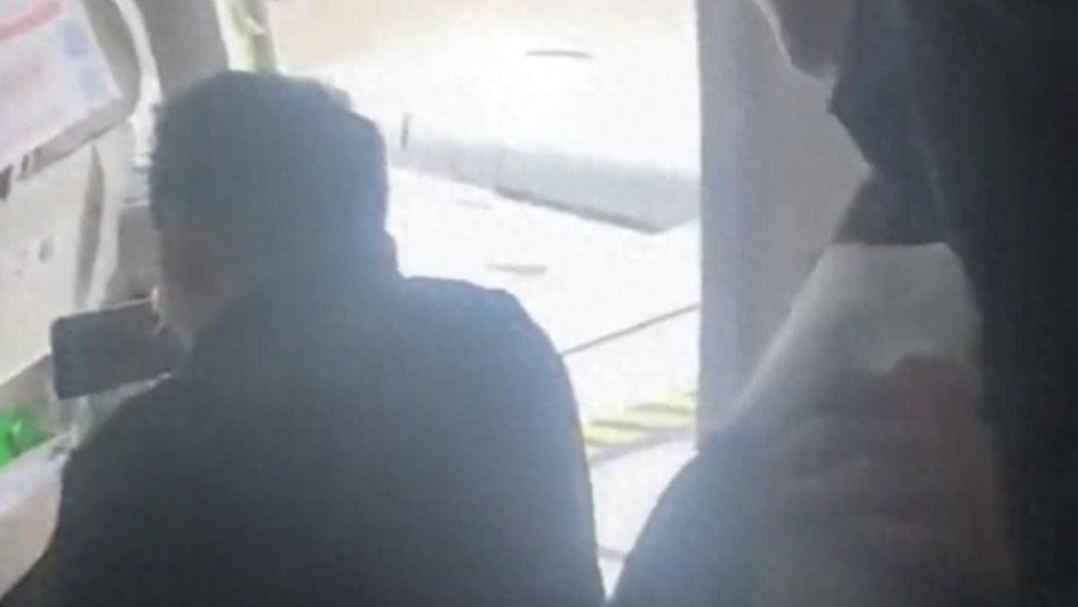 机场回应客机安全出口被打开：涉事乘客被警方带走调查