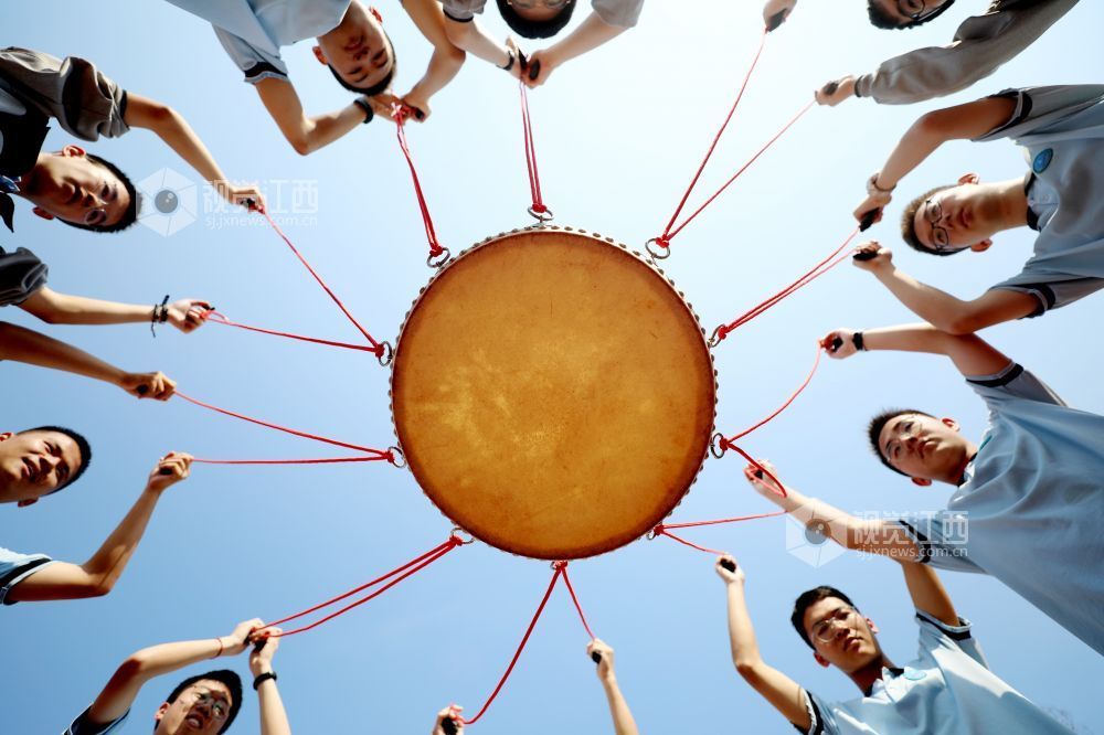 2025年5月11日，江西省吉安市峽江中學的高三學生在玩“同心鼓”游戲。