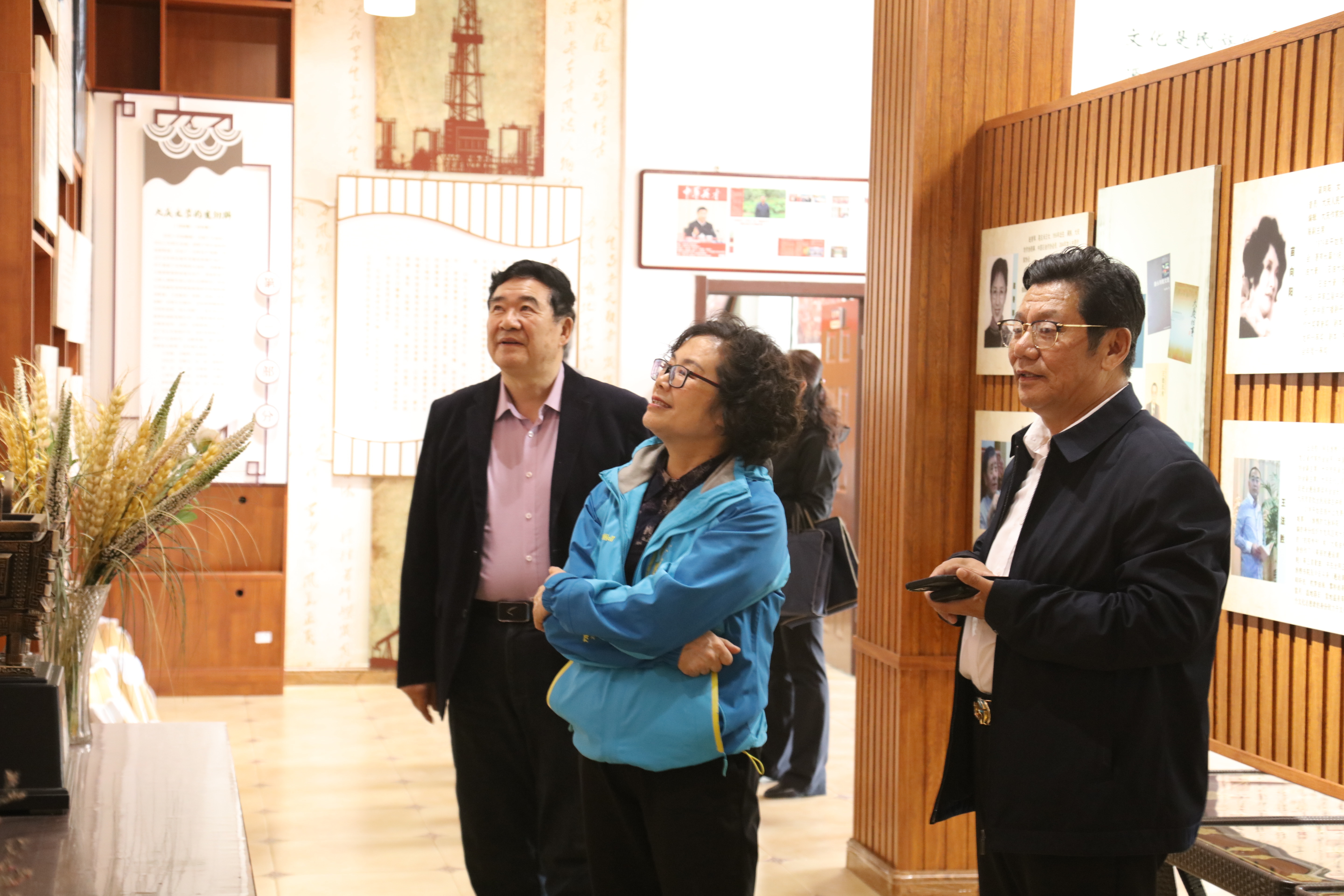 雨中调研传关怀 书香沁润谱新篇——大庆市关工委调研邂逅湖读书会
