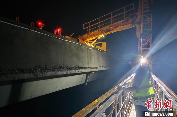 超限半挂车驶离后,江西高速管理部门对沪昆高速公路昌樟段药湖特大桥进行了全面检测。江西省交通投资集团南昌西管理中心 供图