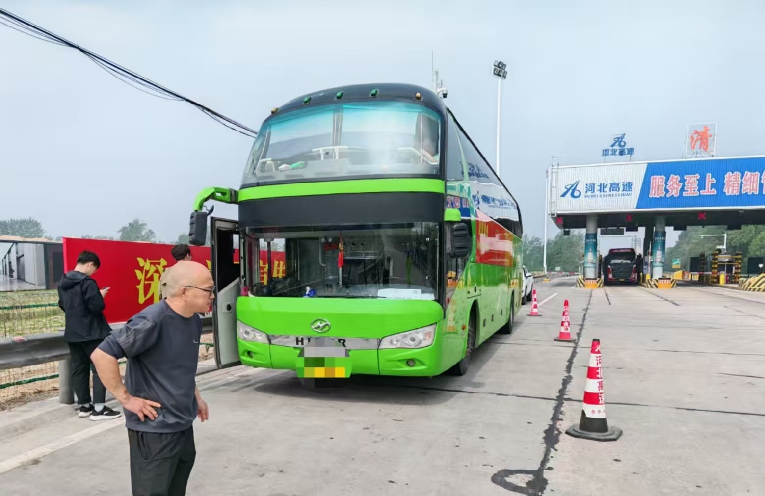 河北高速青银分公司邢台保畅大队：护航爆胎客车司乘平安出行