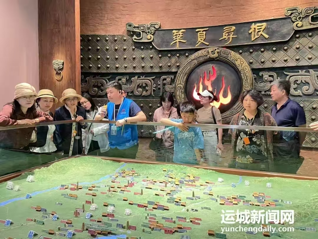 游客在运城博物馆观看考古成果展
