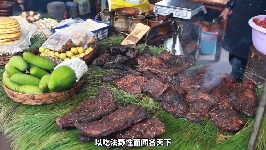 云南昆明，一定要空腹来的美食街。以吃法野性，而闻名天下