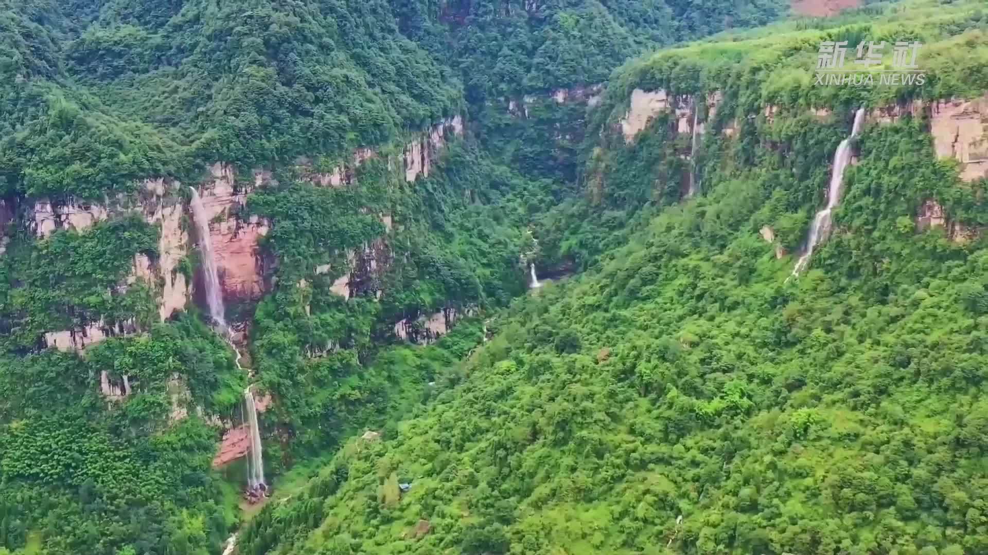 飞瀑流泉带热云南绥江深山村落旅游
