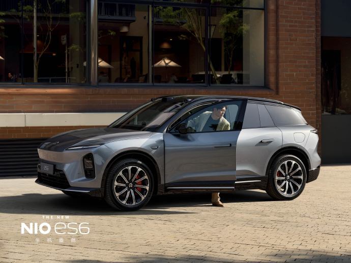 2025款蔚来ES6/EC6发布:新增高速爆胎安全控制,李斌现场演示