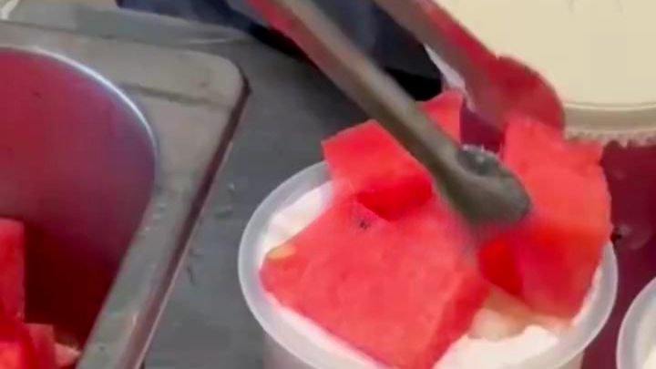 奶茶店员工用“客用水果夹”吃西瓜，品牌方：已离职，涉事门店器具将消毒更换