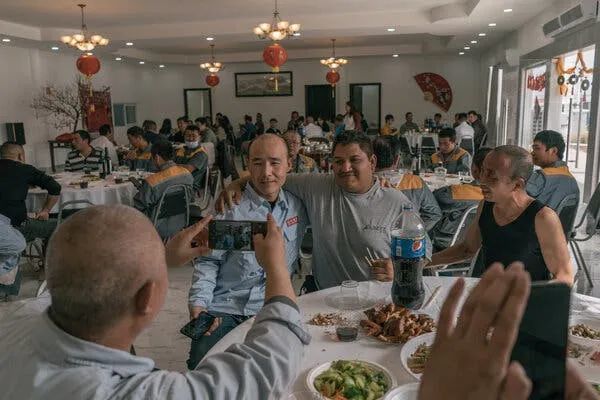 ▎ 中墨工人共庆新年。图源：NYT