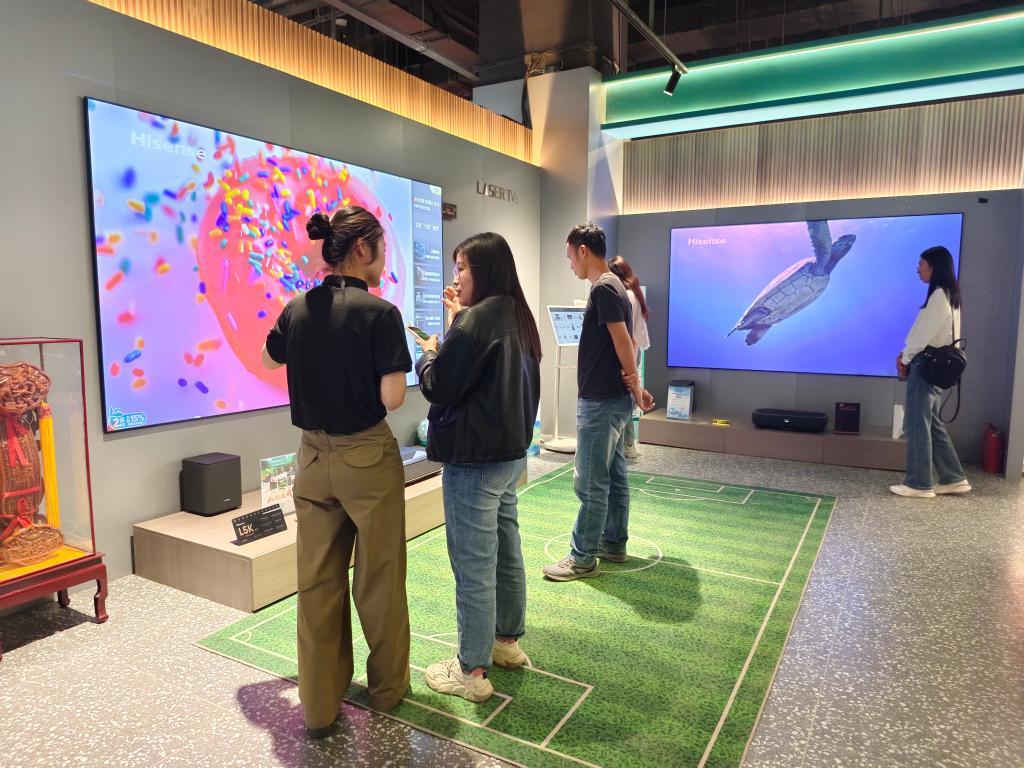 在济南市金牛建材家居博览中心的一家店铺,销售人员正向顾客介绍产品。新华社记者邵鲁文 摄