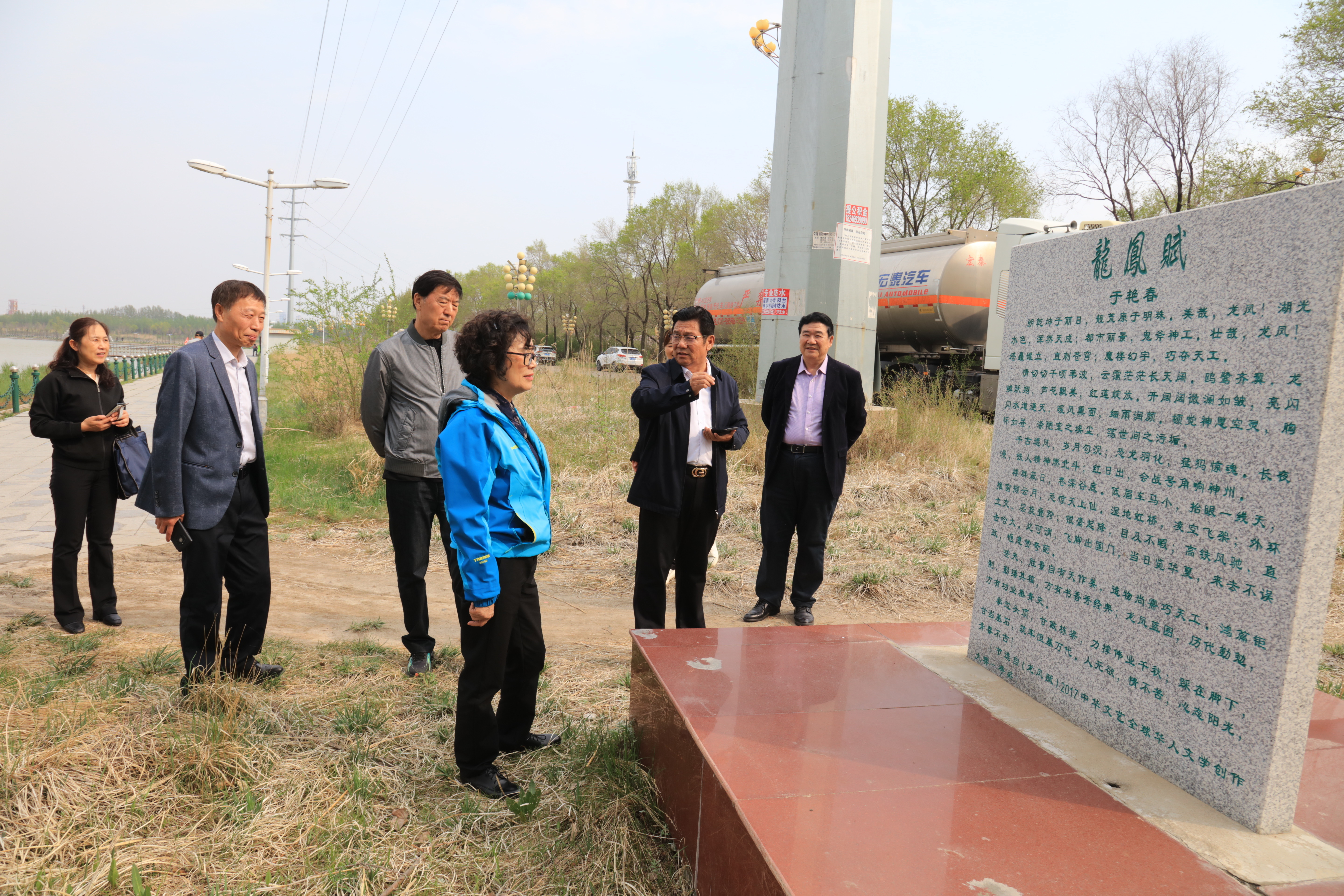 雨中调研传关怀 书香沁润谱新篇——大庆市关工委调研邂逅湖读书会