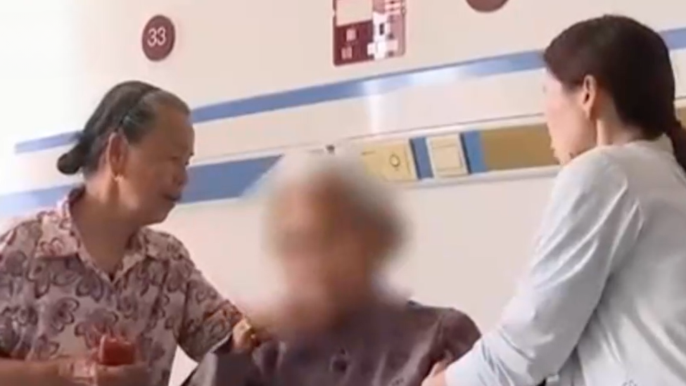 九旬老人被蛇咬，信偏方喝药酒险“断臂”，医生：用土方法可能起到反作用