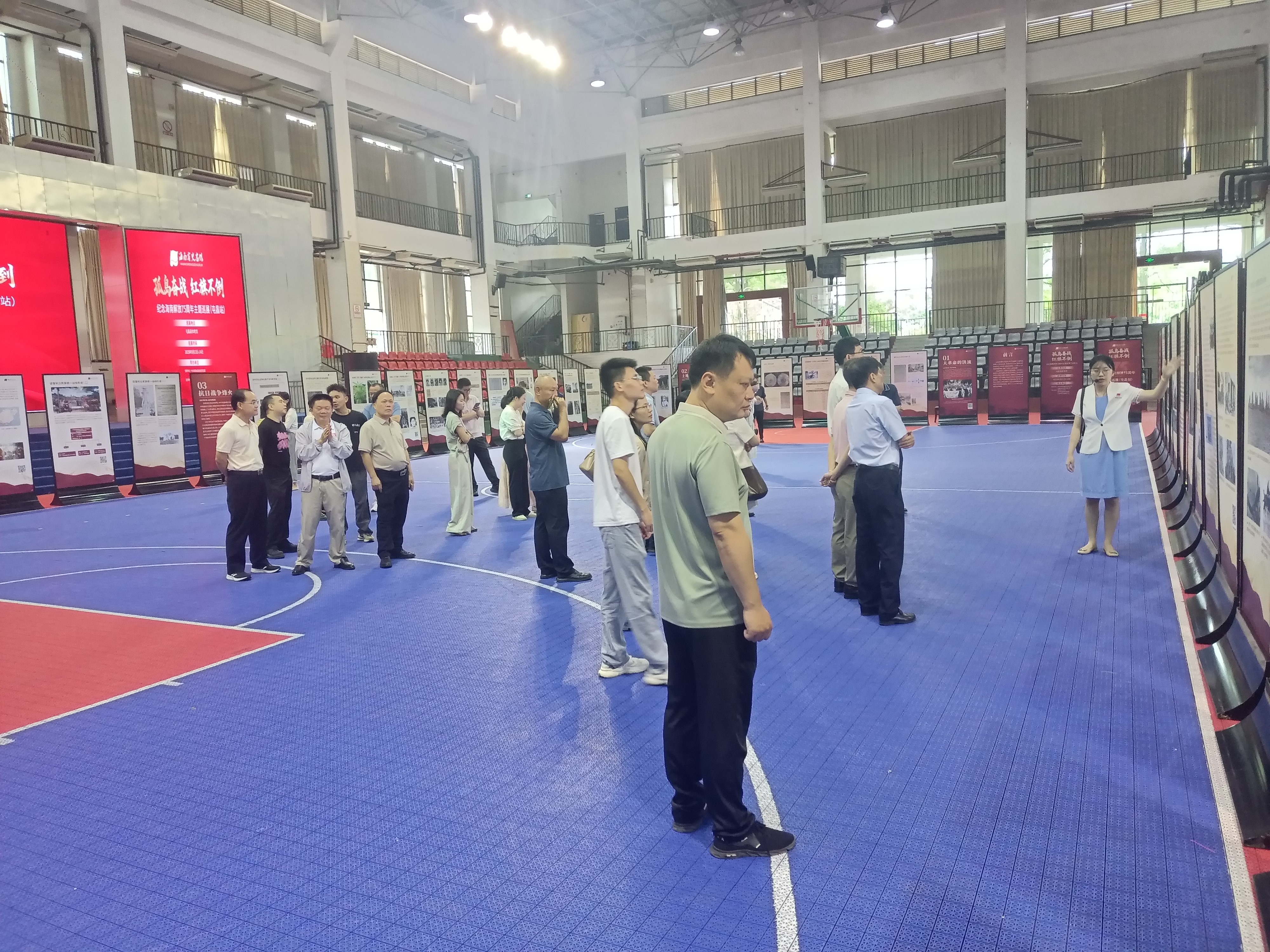 “孤岛奋战 红旗不倒”——庆祝海南解放75周年主题巡展活动（屯昌站）在屯昌县体育馆举行