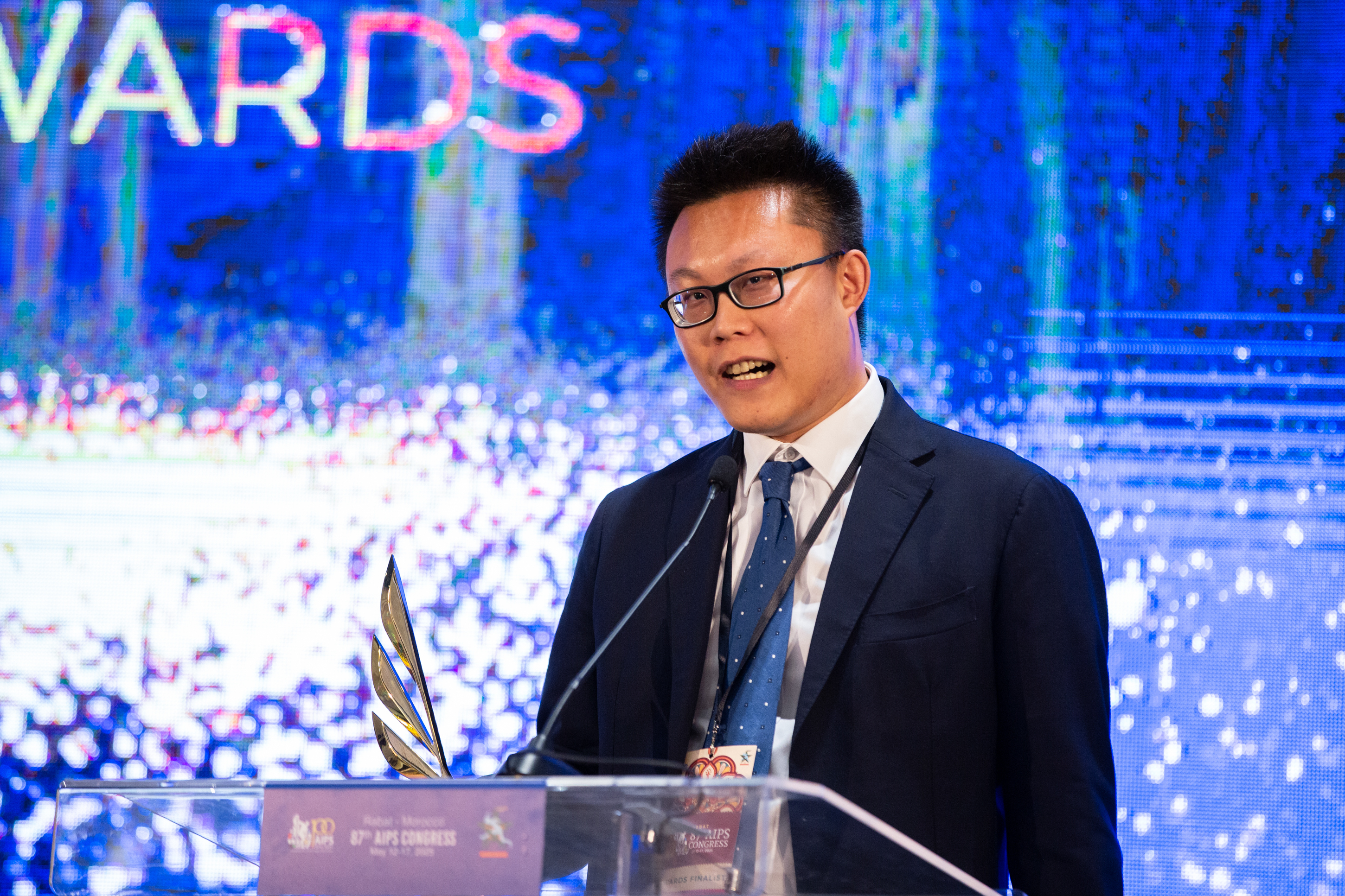 凰家看台 | 一位中国记者,写欧洲困扰,拿了国际大奖