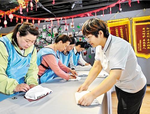 4月25日，河北柒月家政服务有限公司培训讲师（右）进行“河北福嫂”家政服务技能培训。本报记者 田 明摄