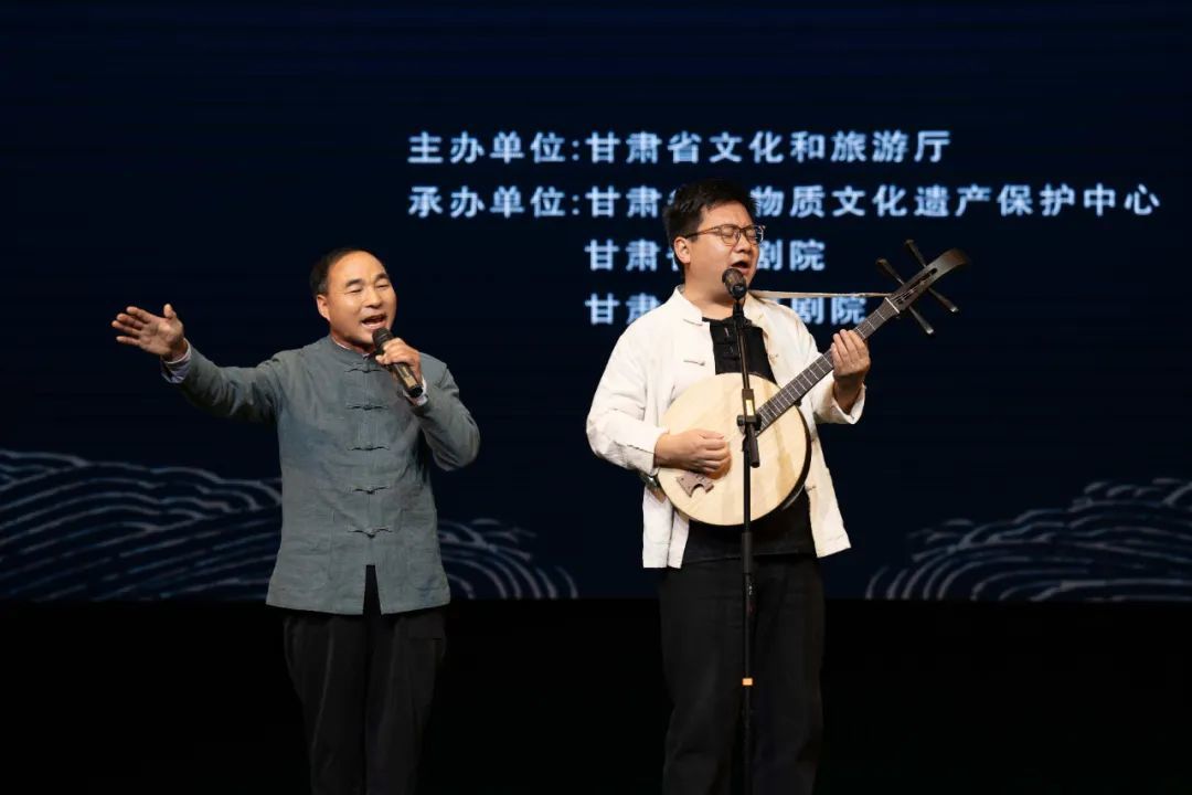 徐卓（右）和岷县花儿协会会长杨狗娃合作演唱自编的“新花儿”　岷县融媒体中心供图