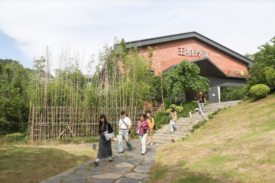 图为5月9日,台湾媒体人在陶源谷三宝瓷源境参观。中新社记者 刘力鑫 摄