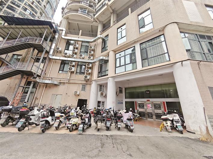 居民楼下停满了电动车