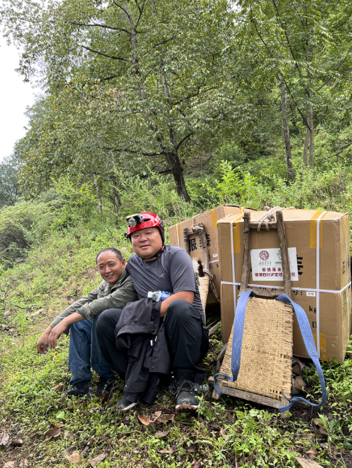 2022年泸定地震,王海波(右)现场救援。