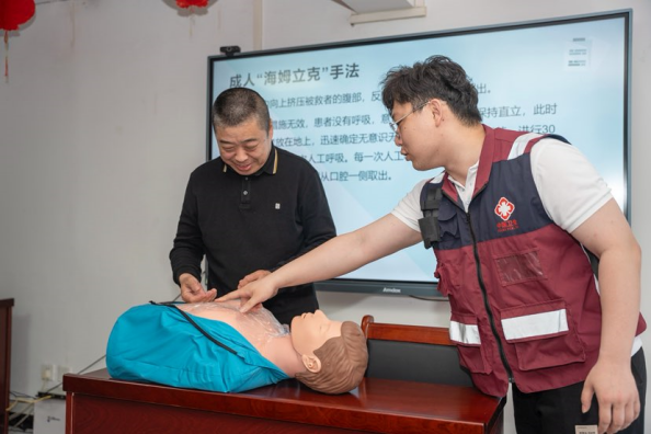 图片：冯泽宇主任讲解急救技能
