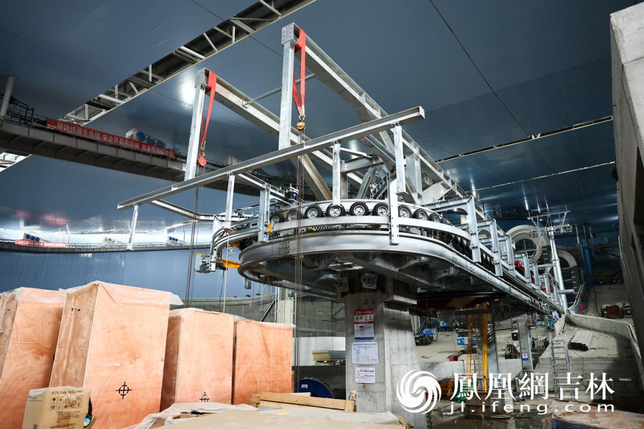 长春市影视文创孵化园二期项目现场正在进行设备安装。